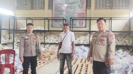Personel Polres Tulang Bawang berjaga di salah satu gudang logistik Pemilu 2024 untuk Kabupaten Tulang Bawang pada Selasa (02/01/2024). Foto: Andi Rahman, Kabar Indonesia