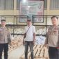 Personel Polres Tulang Bawang berjaga di salah satu gudang logistik Pemilu 2024 untuk Kabupaten Tulang Bawang pada Selasa (02/01/2024). Foto: Andi Rahman, Kabar Indonesia