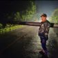 Hujan deras pada Selasa (02/01/2024) menyebabkan tiang listrik roboh di Kecamatan Sumberjaya dan mengakibatkan listrik padam dan arus lalu lintas kendaraan di jalan lintas Sumberjaya-Liwa kendaraan harus memutar melalui Kecamatan Air Hitam, Lampung Barat. Foto: Agustian Sani, Kabar Indonesia.