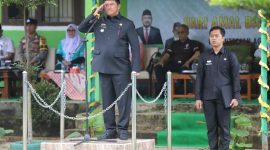 Pj Bupati Lampung Barat, Nukman bertindak sebagai Inspektur Upacara Hari Amal Bakti Ke-78 di halaman MAN 1 Liwa, Lampung Barat. Foto: Haerul Abadi, Kabar Indonesia.