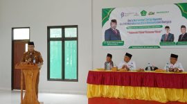 Ketua PD Muhammadiyah Pesibar, Jon Edwar memberikan sambutan dalam Hari Amal Bakti Ke-78 di MAN 1 Krui pada Selasa (02/01/2024). Foto: Joni Irawan, Kabar Indonesia.