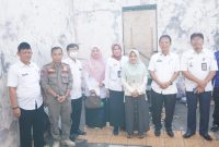 Asisten I Pemkab Pesisir Barat, Audi Mardi menyerahkan bantuan akibat bencana kebakaran yang menimpa  kepada Winda Yuhanis pada Rabu (10/1/2024). Joni Irawan, Kabar Indonesia