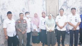 Asisten I Pemkab Pesisir Barat, Audi Mardi menyerahkan bantuan akibat bencana kebakaran yang menimpa  kepada Winda Yuhanis pada Rabu (10/1/2024). Joni Irawan, Kabar Indonesia