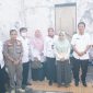 Asisten I Pemkab Pesisir Barat, Audi Mardi menyerahkan bantuan akibat bencana kebakaran yang menimpa  kepada Winda Yuhanis pada Rabu (10/1/2024). Joni Irawan, Kabar Indonesia