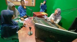 Siswa SMP Daarul Qudwah sedangkan melakukan praktek pembelajaran siaran radio milik Pemkab Lampung Barat, d Swara Praja 98,6 FM pada Rabu  (10/1/2024). Foto: Haeruel Abadi, Kabar Indonesia