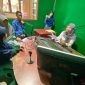 Siswa SMP Daarul Qudwah sedangkan melakukan praktek pembelajaran siaran radio milik Pemkab Lampung Barat, d Swara Praja 98,6 FM pada Rabu  (10/1/2024). Foto: Haeruel Abadi, Kabar Indonesia