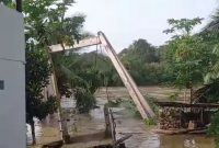 Salah satu jembatan yang roboh dan hanyut akibat banjir di Kecamatan Batin VIII, Kabupaten Sarolangun, Provinsi Jambi pada Jum'at (12/1/2024). Tangkapan Layar: Hardi Yuda, Kabar Indonesia