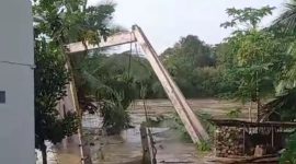 Salah satu jembatan yang roboh dan hanyut akibat banjir di Kecamatan Batin VIII, Kabupaten Sarolangun, Provinsi Jambi pada Jum'at (12/1/2024). Tangkapan Layar: Hardi Yuda, Kabar Indonesia