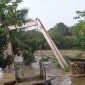 Salah satu jembatan yang roboh dan hanyut akibat banjir di Kecamatan Batin VIII, Kabupaten Sarolangun, Provinsi Jambi pada Jum'at (12/1/2024). Tangkapan Layar: Hardi Yuda, Kabar Indonesia