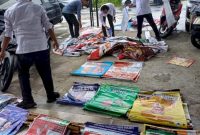 Bawaslu Lampung Barat berhasil menertibkan alat peraga kampanye (APK) caleg dan parpol di sekita Kota Liwa pada Rabu (17/1/2024). Foto: Haeruel Abadi, Kabarindonesia.co