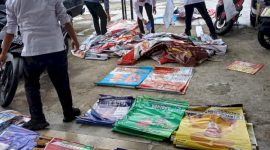 Bawaslu Lampung Barat berhasil menertibkan alat peraga kampanye (APK) caleg dan parpol di sekita Kota Liwa pada Rabu (17/1/2024). Foto: Haeruel Abadi, Kabarindonesia.co