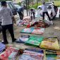 Bawaslu Lampung Barat berhasil menertibkan alat peraga kampanye (APK) caleg dan parpol di sekita Kota Liwa pada Rabu (17/1/2024). Foto: Haeruel Abadi, Kabarindonesia.co