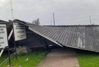 Kantor Kampung Bumi Dipasena Agung, Kabupaten Tulang Bawang rusak parah akibat angin puting beliung yang terjadi pada Rabu (17/1/2024). Foto: Nafian Faiz, Kabarindonesia.co