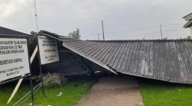 Kantor Kampung Bumi Dipasena Agung, Kabupaten Tulang Bawang rusak parah akibat angin puting beliung yang terjadi pada Rabu (17/1/2024). Foto: Nafian Faiz, Kabarindonesia.co