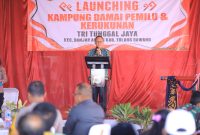 Pj. Bupati Tulang Bawang Qudrotul Ikhwan memukul gong tanda Launching Kampung Damai Pemilu dan Kerukunan di Kampung Tri Tunggal Jaya pada Jum'at (2/2/2024). Foto: Andi Rahman, Kabarindonesia.co
