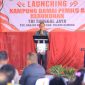 Pj. Bupati Tulang Bawang Qudrotul Ikhwan memukul gong tanda Launching Kampung Damai Pemilu dan Kerukunan di Kampung Tri Tunggal Jaya pada Jum'at (2/2/2024). Foto: Andi Rahman, Kabarindonesia.co