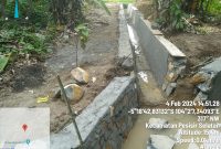 Pengerjaan proyek talud yang diduga 'siluman' dan asal-asalan di Kecamatan Bangkunat, Kabupaten Pesisir Barat. Foto: Joni Irawan, Kabarindonesia.co