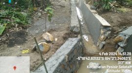 Pengerjaan proyek talud yang diduga 'siluman' dan asal-asalan di Kecamatan Bangkunat, Kabupaten Pesisir Barat. Foto: Joni Irawan, Kabarindonesia.co