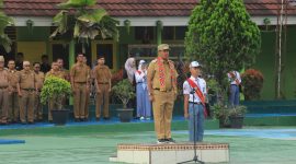 Pj. Bupati Lampung Barat, Nukman berkesempatan jadi Pembina Upacara pada upacara bendera di SMAN 1 Liwa pada Senin (5/2/2024). Foto: Haeruel Abadi, Kabarindonesia.co