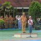 Pj. Bupati Lampung Barat, Nukman berkesempatan jadi Pembina Upacara pada upacara bendera di SMAN 1 Liwa pada Senin (5/2/2024). Foto: Haeruel Abadi, Kabarindonesia.co