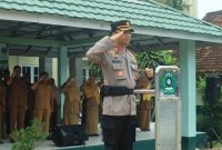 Kapolres Tulang Bawang Barat, Ndaru Istimawan berkesempatan menjadi Pembina Upacara di SMKN 1 Tubaba pada Senin (5/2/2024). Foto: Andi Rahman, Kabarindonesia.co