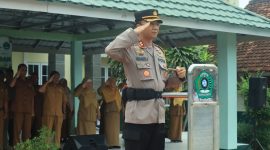 Kapolres Tulang Bawang Barat, Ndaru Istimawan berkesempatan menjadi Pembina Upacara di SMKN 1 Tubaba pada Senin (5/2/2024). Foto: Andi Rahman, Kabarindonesia.co
