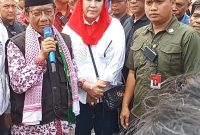 Mahfud MD menyampaikan sambutan di parkiran Kafe Kontainer Bandara Fatmawati Bengkulu saat ditemui oleh perwakilan beberapa elemen masyarakat sipil di Provinsi Bengkulu pada Selasa (6/2/2024). Foto: N. Sastro, Kabarindonesia.co