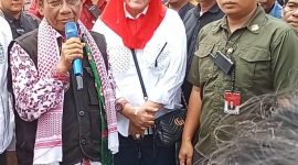 Mahfud MD menyampaikan sambutan di parkiran Kafe Kontainer Bandara Fatmawati Bengkulu saat ditemui oleh perwakilan beberapa elemen masyarakat sipil di Provinsi Bengkulu pada Selasa (6/2/2024). Foto: N. Sastro, Kabarindonesia.co