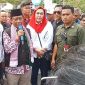Mahfud MD menyampaikan sambutan di parkiran Kafe Kontainer Bandara Fatmawati Bengkulu saat ditemui oleh perwakilan beberapa elemen masyarakat sipil di Provinsi Bengkulu pada Selasa (6/2/2024). Foto: N. Sastro, Kabarindonesia.co