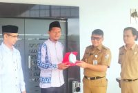 Kepala Dinas DPMPTSP Tulang Bawang Barat Ahmad Hariyanto menerima cindera mata dari Guru MA PSS Istiqomah Islamiyah Rusdiansyah di Mall Pelayanan Publik Tubaba pada Selasa (6/2/2024). Foto: Andi Rahman, Kabarindonesia.co