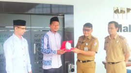 Kepala Dinas DPMPTSP Tulang Bawang Barat Ahmad Hariyanto menerima cindera mata dari Guru MA PSS Istiqomah Islamiyah Rusdiansyah di Mall Pelayanan Publik Tubaba pada Selasa (6/2/2024). Foto: Andi Rahman, Kabarindonesia.co