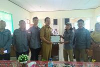 Ketua SPJI Lampung Barat, Nanda Yustika memberikan piagam pada Wakil Kepala SMKN 1 Liwa, Ahyari dalam kegiatan SPJI Menyapa Sekolah pada Selasa (6/2/2024). Foto: Haerul Abadi, Kabarindonesia.co
