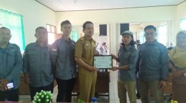 Ketua SPJI Lampung Barat, Nanda Yustika memberikan piagam pada Wakil Kepala SMKN 1 Liwa, Ahyari dalam kegiatan SPJI Menyapa Sekolah pada Selasa (6/2/2024). Foto: Haerul Abadi, Kabarindonesia.co