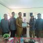Ketua SPJI Lampung Barat, Nanda Yustika memberikan piagam pada Wakil Kepala SMKN 1 Liwa, Ahyari dalam kegiatan SPJI Menyapa Sekolah pada Selasa (6/2/2024). Foto: Haerul Abadi, Kabarindonesia.co