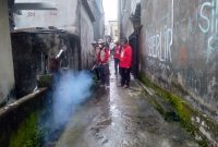 Andreas OP Calon DPRD Dapil 3 Kota Palembang lakukan fogging cegah nyamuk DBD pada Selasa (6/2/2024). Foto: Rizky Pratama Saputra, Kabarindonesia.co
