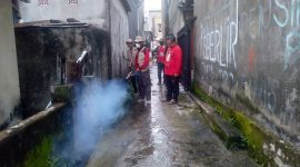 Andreas OP Calon DPRD Dapil 3 Kota Palembang lakukan fogging cegah nyamuk DBD pada Selasa (6/2/2024). Foto: Rizky Pratama Saputra, Kabarindonesia.co
