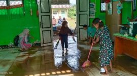 Seorang warga tampak membersihkan ruang kelas setelah Desa Ketenong 2 dilanda banjir pada Senin (5/2/2024). Foto: Melki Agustian, Kabarindonesia.co