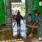 Seorang warga tampak membersihkan ruang kelas setelah Desa Ketenong 2 dilanda banjir pada Senin (5/2/2024). Foto: Melki Agustian, Kabarindonesia.co