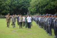 Pj. Bupati Lampung Barat, Nukman memeriksa pasukan Pemilukada BKO di Lapangan Pemkab Lampung Barat pada Rabu (7/2/2024). Foto: Haeruel Abadi, Kabarindonesia.co