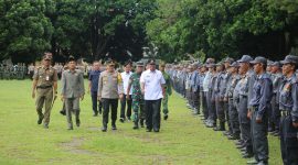 Pj. Bupati Lampung Barat, Nukman memeriksa pasukan Pemilukada BKO di Lapangan Pemkab Lampung Barat pada Rabu (7/2/2024). Foto: Haeruel Abadi, Kabarindonesia.co