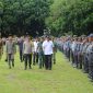Pj. Bupati Lampung Barat, Nukman memeriksa pasukan Pemilukada BKO di Lapangan Pemkab Lampung Barat pada Rabu (7/2/2024). Foto: Haeruel Abadi, Kabarindonesia.co
