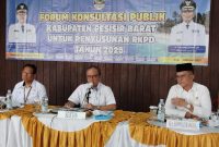 Asisten II Pemkab Pesisir Barat, Zukri Amin memimpin Forum Konsultasi Publik bagi penyusunan RKPD Pesibar tahun 2025 pada Rabu (7/2/2024). Foto: Joni Irawan, Kabarindonesia.co