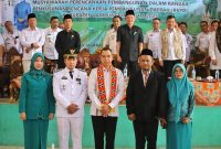 Asisten III Bidang Administrasi Umum Pemkab Lampung Barat, Ismet Inoni berfoto bersama dengan Camat Sukau yang baru dilantik Juremiyudi yang menggantikan Plt. Camat Sukau sebelumnya, Galih Joko Purnomo pada Rabu (7/2/2024). Foto: Haeruel Abadi, Kabarindonesia.co