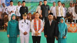 Asisten III Bidang Administrasi Umum Pemkab Lampung Barat, Ismet Inoni berfoto bersama dengan Camat Sukau yang baru dilantik Juremiyudi yang menggantikan Plt. Camat Sukau sebelumnya, Galih Joko Purnomo pada Rabu (7/2/2024). Foto: Haeruel Abadi, Kabarindonesia.co