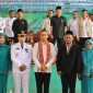Asisten III Bidang Administrasi Umum Pemkab Lampung Barat, Ismet Inoni berfoto bersama dengan Camat Sukau yang baru dilantik Juremiyudi yang menggantikan Plt. Camat Sukau sebelumnya, Galih Joko Purnomo pada Rabu (7/2/2024). Foto: Haeruel Abadi, Kabarindonesia.co
