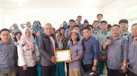 Ketua SPJI Lampung Barat, Yustizar Nanda Ramdani menyerahkan piagam kepada Kepala Sekolah SMAN 2 Liwa, Budi Wirawan dalam acara bertajuk 'SPJI Menyapa Sekolah' pada Rabu (7/2/2024). Foto: Haeruel Abadi, Kabarindonesia.co