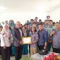 Ketua SPJI Lampung Barat, Yustizar Nanda Ramdani menyerahkan piagam kepada Kepala Sekolah SMAN 2 Liwa, Budi Wirawan dalam acara bertajuk 'SPJI Menyapa Sekolah' pada Rabu (7/2/2024). Foto: Haeruel Abadi, Kabarindonesia.co