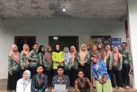 Mahasiswa KKN Unila berfoto bersama Kepala Kampung dan warga Kampung Moris Jaya, Banjar Agung, Tulang Bawang. Foto: Nafian Faiz, Kabarindonesia.co