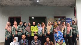 Mahasiswa KKN Unila berfoto bersama Kepala Kampung dan warga Kampung Moris Jaya, Banjar Agung, Tulang Bawang. Foto: Nafian Faiz, Kabarindonesia.co