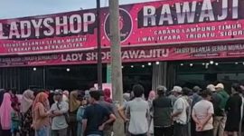 Pedagang P3MR lakukan aksi damai di depan Toko Lady Shop dan minta toko tersebut tutup pada Jum'at (9/2/2024). Foto: Nafian Faiz, Kabarindonesia.co
